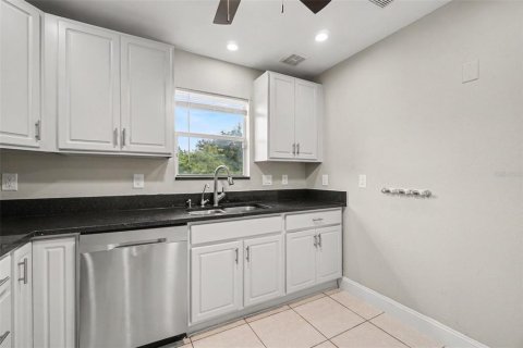 House in Naples, Florida 4 bedrooms, 127.46 sq.m. № 2412565 - photo 6
