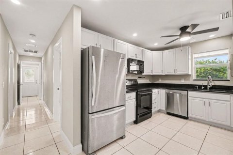 House in Naples, Florida 4 bedrooms, 127.46 sq.m. № 2412565 - photo 9