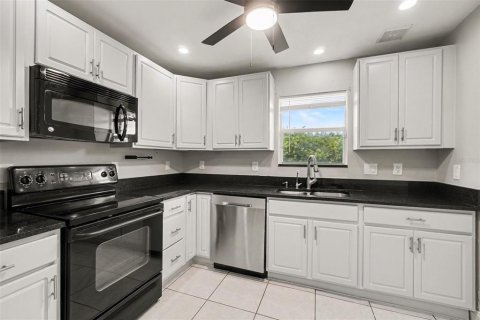 House in Naples, Florida 4 bedrooms, 127.46 sq.m. № 2412565 - photo 8