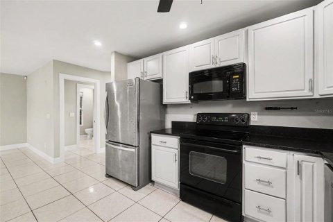 House in Naples, Florida 4 bedrooms, 127.46 sq.m. № 2412565 - photo 7