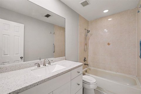 House in Naples, Florida 4 bedrooms, 127.46 sq.m. № 2412565 - photo 18