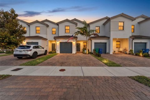 Купить таунхаус в Хомстед, Флорида 3 спальни, 133.97м2, № 2068664 - фото 1