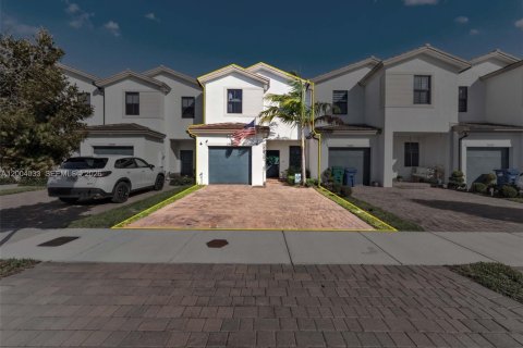 Купить таунхаус в Хомстед, Флорида 3 спальни, 133.97м2, № 2068664 - фото 2