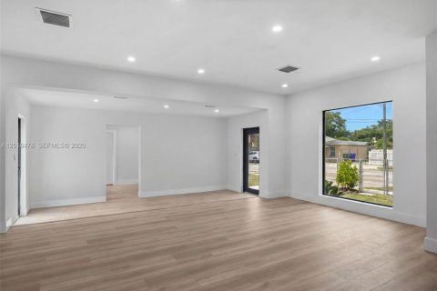 House in Miami, Florida 4 bedrooms, 209.22 sq.m. № 2240089 - photo 7