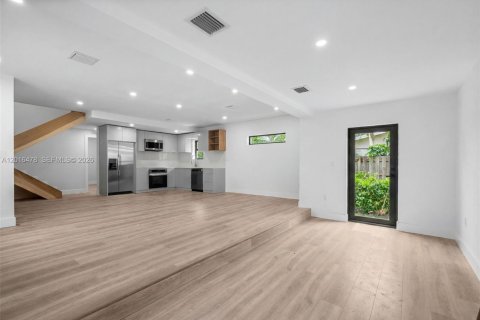 House in Miami, Florida 4 bedrooms, 209.22 sq.m. № 2240089 - photo 11