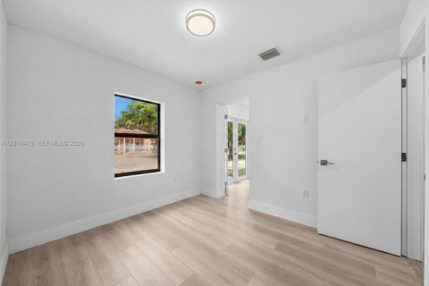 House in Miami, Florida 4 bedrooms, 209.22 sq.m. № 2240089 - photo 15