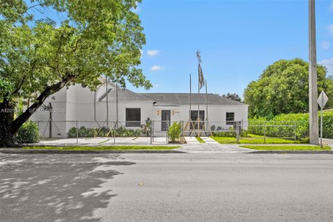 House in Miami, Florida 4 bedrooms, 209.22 sq.m. № 2240089 - photo 4