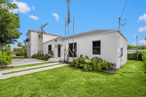 House in Miami, Florida 4 bedrooms, 209.22 sq.m. № 2240089 - photo 5