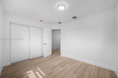House in Miami, Florida 4 bedrooms, 209.22 sq.m. № 2240089 - photo 30