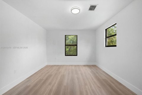 House in Miami, Florida 4 bedrooms, 209.22 sq.m. № 2240089 - photo 28
