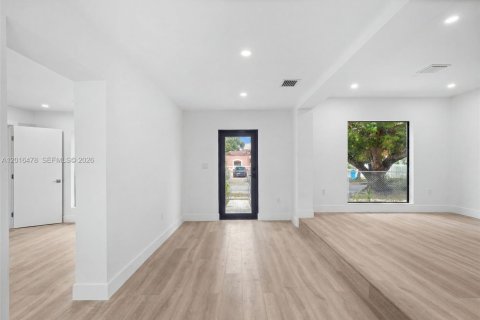 House in Miami, Florida 4 bedrooms, 209.22 sq.m. № 2240089 - photo 6