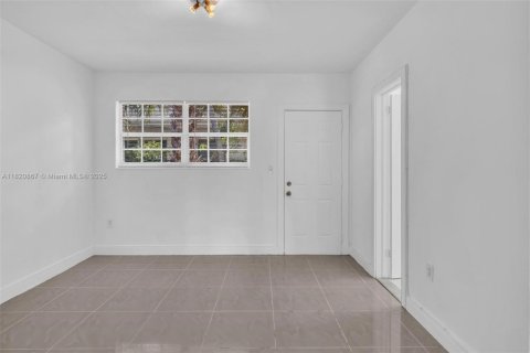 Propiedad comercial en venta en Miami Beach, Florida, 228.91 m2 № 1939874 - foto 11