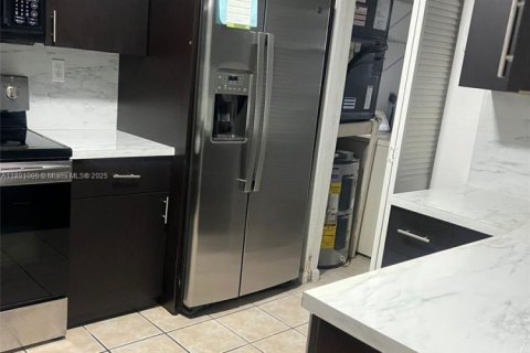 Touwnhouse à louer à Miami, Floride: 3 chambres, 132.85 m2 № 1944392 - photo 8