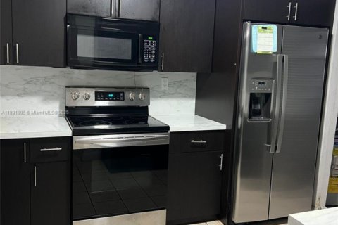 Touwnhouse à louer à Miami, Floride: 3 chambres, 132.85 m2 № 1944392 - photo 12