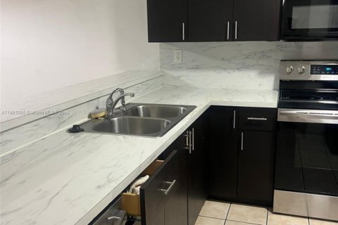 Touwnhouse à louer à Miami, Floride: 3 chambres, 132.85 m2 № 1944392 - photo 11