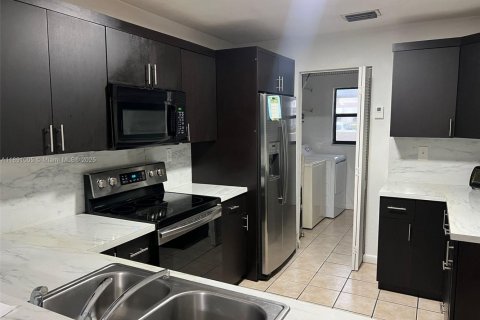 Touwnhouse à louer à Miami, Floride: 3 chambres, 132.85 m2 № 1944392 - photo 7