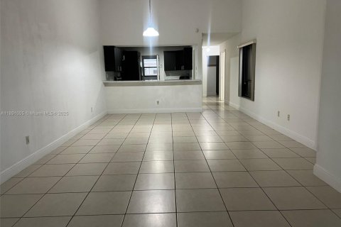 Touwnhouse à louer à Miami, Floride: 3 chambres, 132.85 m2 № 1944392 - photo 3