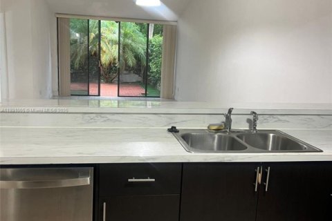 Touwnhouse à louer à Miami, Floride: 3 chambres, 132.85 m2 № 1944392 - photo 4