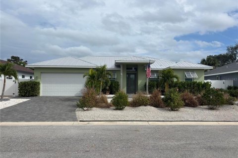 House in Bradenton, Florida 3 bedrooms, 172.98 sq.m. № 2123474