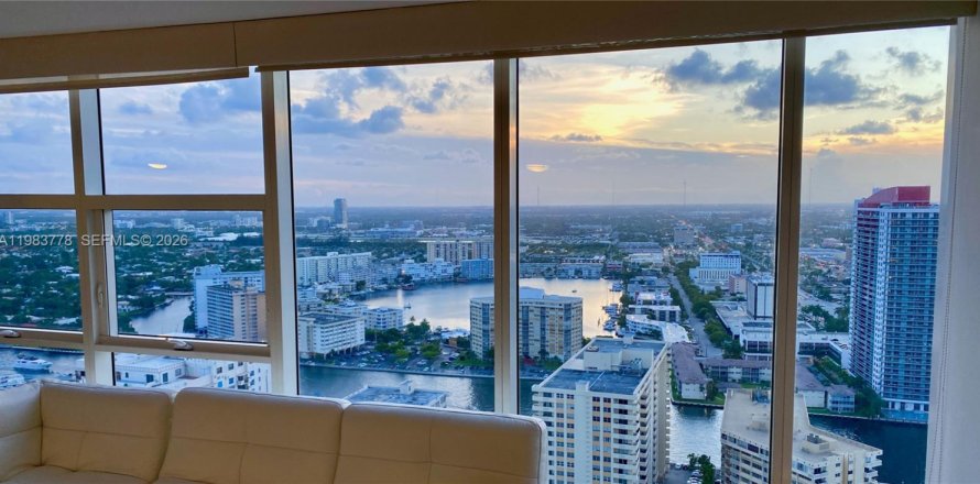 Кондоминиум с 1 спальней в Халландейл-Бич, Флорида № 2049486