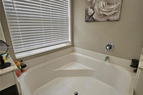 House in Miramar, Florida 4 bedrooms, 231.42 sq.m. № 2000560 - photo 23