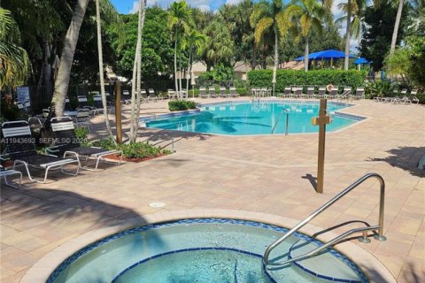 House in Miramar, Florida 4 bedrooms, 231.42 sq.m. № 2000560 - photo 30