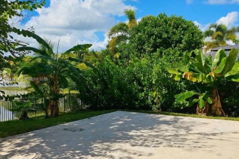 House in Miramar, Florida 4 bedrooms, 231.42 sq.m. № 2000560 - photo 9