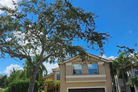 House in Miramar, Florida 4 bedrooms, 231.42 sq.m. № 2000560 - photo 2