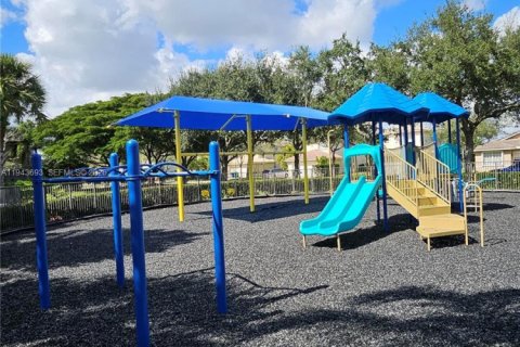 House in Miramar, Florida 4 bedrooms, 231.42 sq.m. № 2000560 - photo 28