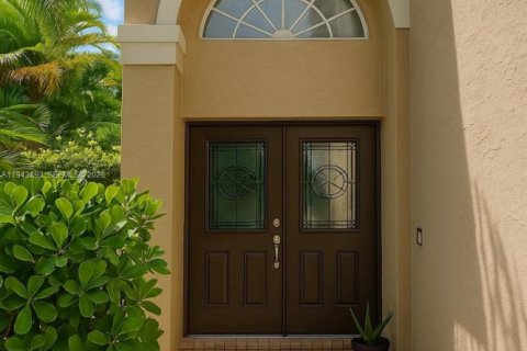 House in Miramar, Florida 4 bedrooms, 231.42 sq.m. № 2000560 - photo 3