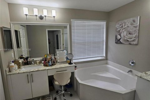 House in Miramar, Florida 4 bedrooms, 231.42 sq.m. № 2000560 - photo 24