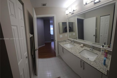 House in Miramar, Florida 4 bedrooms, 231.42 sq.m. № 2000560 - photo 25