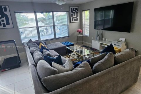 House in Miramar, Florida 4 bedrooms, 231.42 sq.m. № 2000560 - photo 19