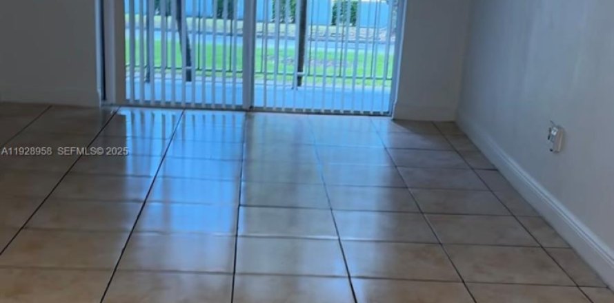 Кондоминиум с 1 спальней в Норт-Майами, Флорида № 1987879