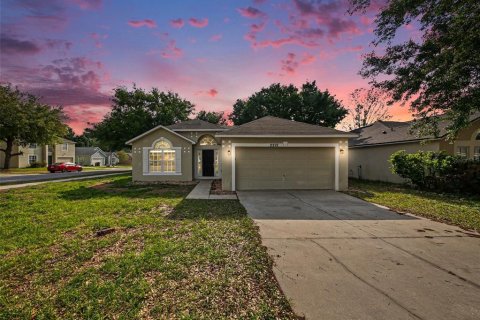 House in Leesburg, Florida 3 bedrooms, 151.62 sq.m. № 2126676
