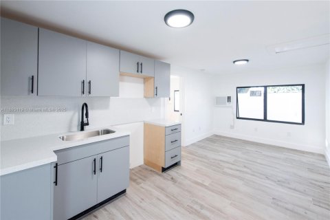 Villa ou maison à louer à Miami, Floride: 2 chambres, 70.23 m2 № 1946755 - photo 3