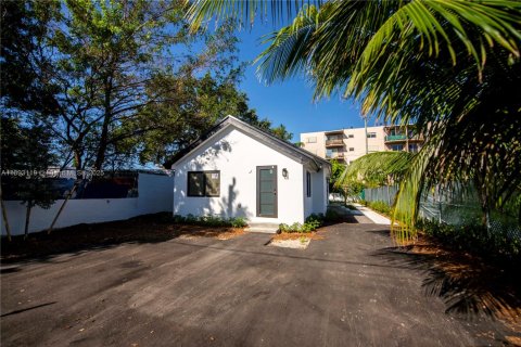 Villa ou maison à louer à Miami, Floride: 2 chambres, 70.23 m2 № 1946755 - photo 1