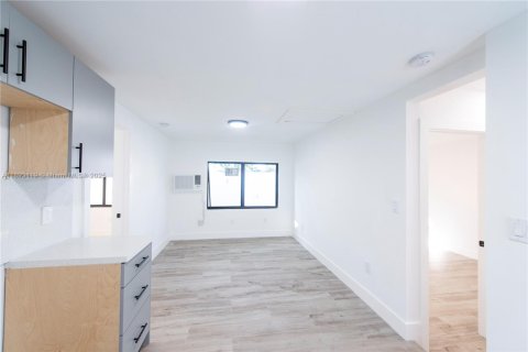 Villa ou maison à louer à Miami, Floride: 2 chambres, 70.23 m2 № 1946755 - photo 4