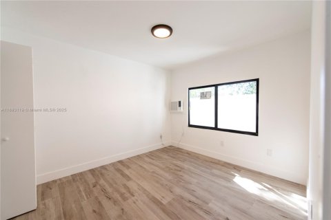 Villa ou maison à louer à Miami, Floride: 2 chambres, 70.23 m2 № 1946755 - photo 5