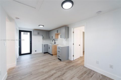 Villa ou maison à louer à Miami, Floride: 2 chambres, 70.23 m2 № 1946755 - photo 6