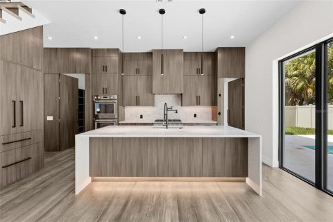 House in Sarasota, Florida 4 bedrooms, 327.29 sq.m. № 2202513 - photo 4