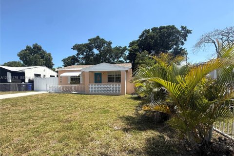 House in Hollywood, Florida 2 bedrooms, 69.68 sq.m. № 2076382 - photo 2