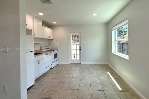 House in Hollywood, Florida 2 bedrooms, 69.68 sq.m. № 2076382 - photo 13