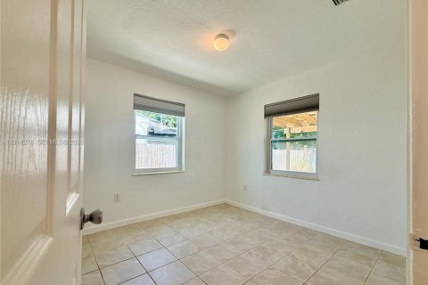 House in Hollywood, Florida 2 bedrooms, 69.68 sq.m. № 2076382 - photo 14