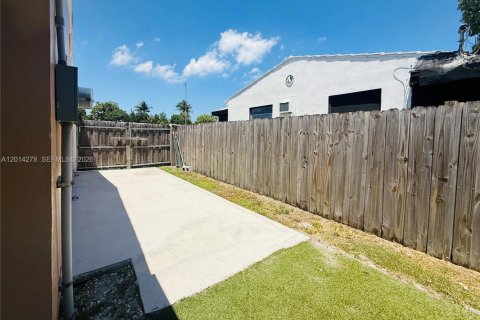 House in Hollywood, Florida 2 bedrooms, 69.68 sq.m. № 2076382 - photo 23