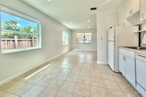 House in Hollywood, Florida 2 bedrooms, 69.68 sq.m. № 2076382 - photo 6