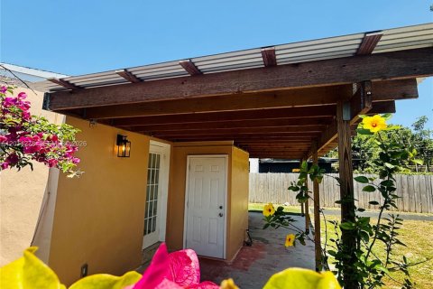 House in Hollywood, Florida 2 bedrooms, 69.68 sq.m. № 2076382 - photo 3