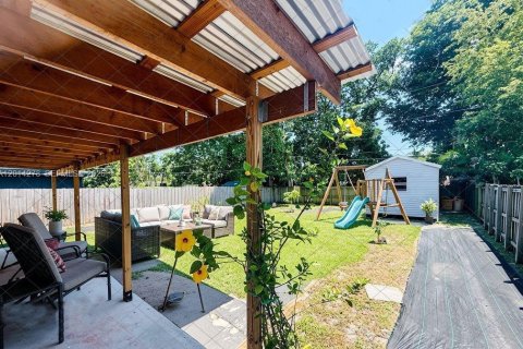 House in Hollywood, Florida 2 bedrooms, 69.68 sq.m. № 2076382