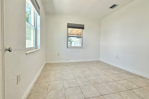 House in Hollywood, Florida 2 bedrooms, 69.68 sq.m. № 2076382 - photo 7