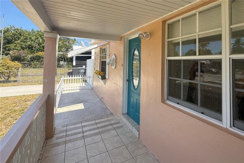 House in Hollywood, Florida 2 bedrooms, 69.68 sq.m. № 2076382 - photo 27